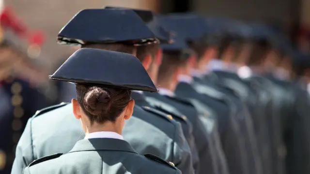 Oficiais do Ex&eacute;rcito e a Garda Civil. EFE