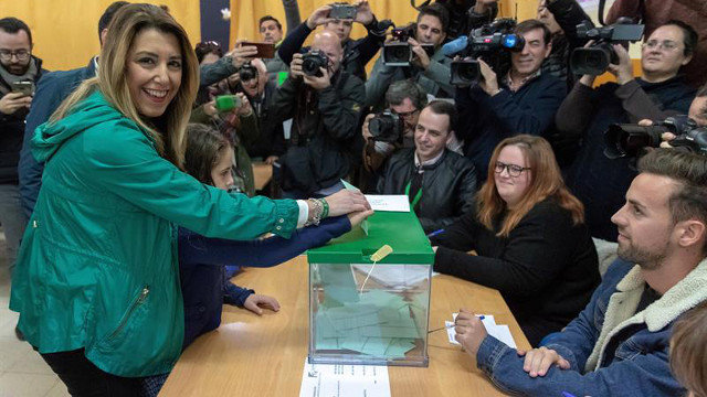 Susana Díaz deposita su voto en el colegio Alfares del barrio sevillano de Triana JULIO MUÑOZ