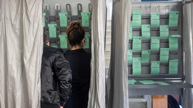 Votantes en un colegio electoral de Sanlúcar de Barrameda (Cádiz). JOSÉ MANUEL VIDAL (EFE)