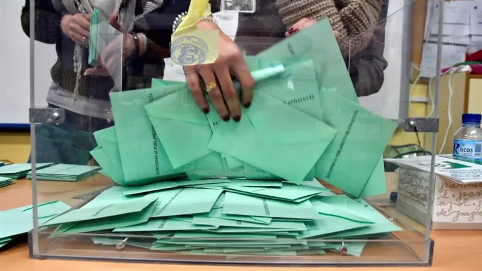 Recuento de papeletas en un colegio de El Ejido. CARLOS BARBA (EFE)