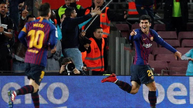 Aleñá y Messi celebran el segundo tanto blaugrana. QUIQUE GARCÍA (EFE)