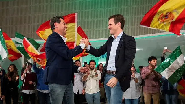 Juanma Moreno y Pablo Casado, en campaña. RAÚL CARO (EFE)