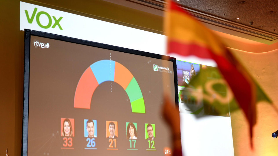 Los simpatizantes de Vox celebran los resultados en los comicios andaluces.RAFA ALCAIDE (Efe)
