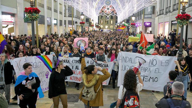 Manifestación en el centro de Málaga contra la irrupción de Vox en el Parlamento andaluz. ÁLVARO CABRERA (EFE)