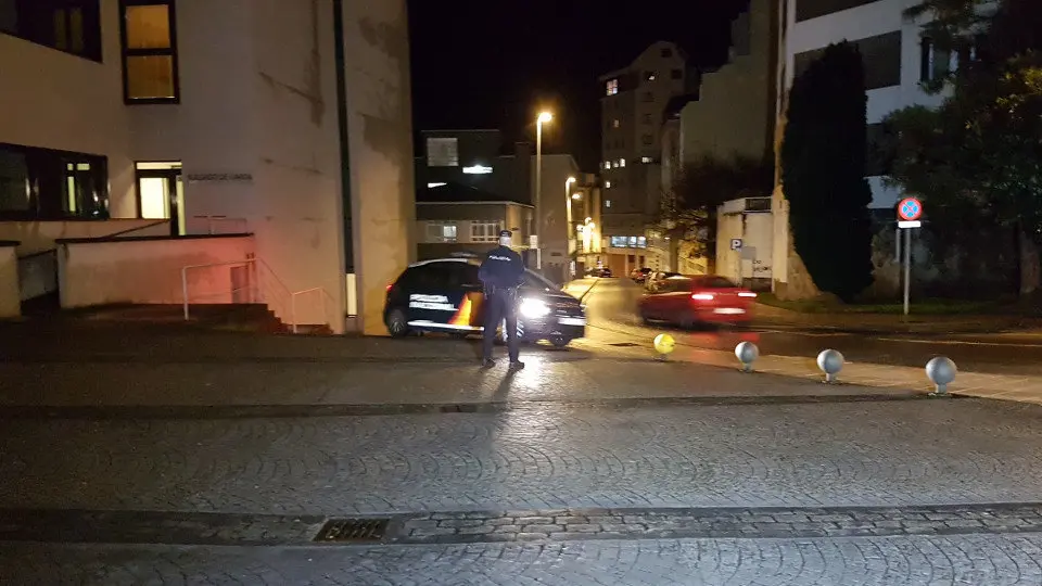 Un coche policial traslada a prisi&oacute;n a uno de los hombres acusados de abuso sexual en Lugo. X.C.