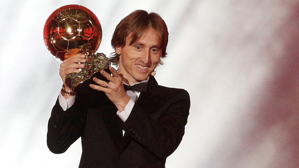 Luka Modric levanta el trofeo del Balón de Oro.YOAN VALAT (Efe)