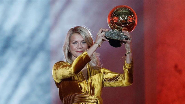 Ada Hegerberg, con el Balón de Oro. YOAN VALAT (EFE)