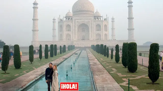 Marta Ortega y Carlos Torretta, ante el Taj Mahal. HOLA