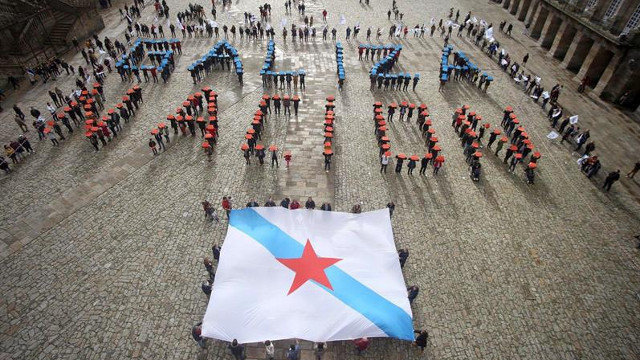 Fotografía faciltiada polo BNG de centos dos seus simpatizantes formando a lema 'Galiza nación' na Praza do Obradoiro, este xoves. BIEITO LOBEIRA
