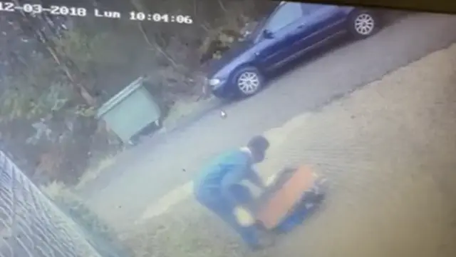 O home vestido de atracador deixa os gatos ás portas da protectora. TVG (Coirós)