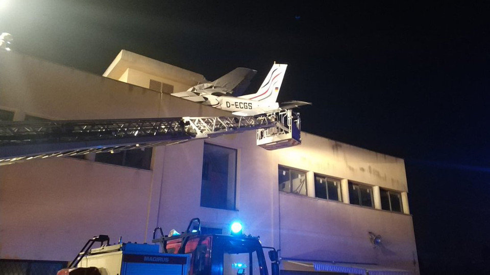 La avioneta accidentada quedó en equilibriosobre el tejado de la gasolinera. TWITTER @mossos