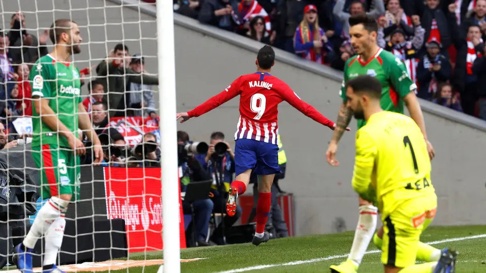 Kalinic hizo méritos para ser el sustituto de Costa durante su lesión al anotar el primer tanto. KIKO HUESCA (EFE)