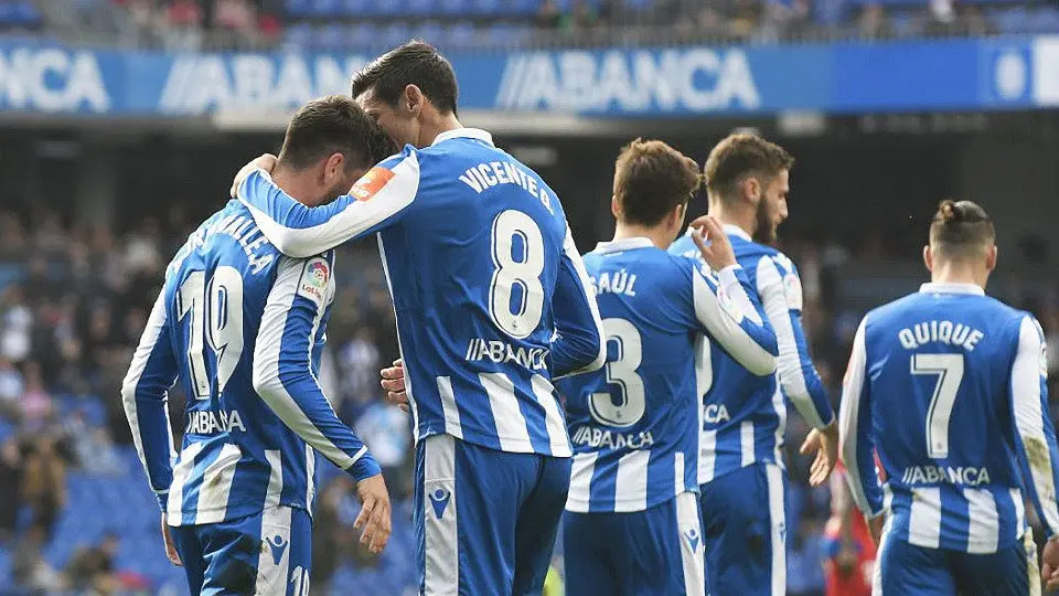 Borja Valle celebra su tanto con Vicente Gómez. RCDEPORTIVO