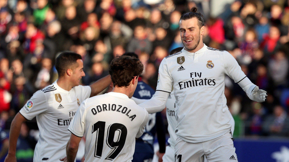 Bale celebra su gol junto a Lucas y Odriozola. JAVIER CEBOLLADA (EFE)