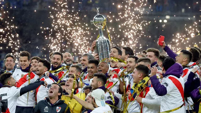 Los jugadores de River Plate con la copa tras vencer a Boca Juniors en el partido de vuelta de la final de la Copa Libertadores. JUANJO MART&Iacute;N (EFE)