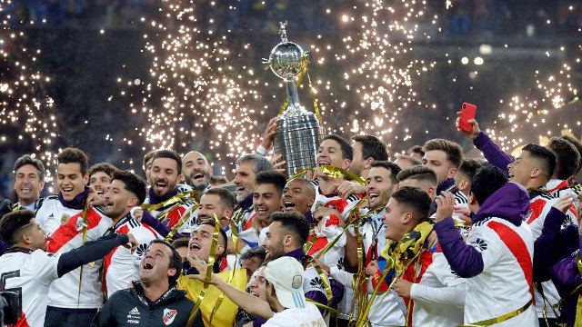 Los jugadores de River Plate con la copa tras vencer a Boca Juniors en el partido de vuelta de la final de la Copa Libertadores. JUANJO MARTÍN (EFE)