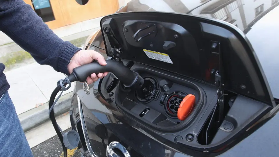 Imagen del enchufe de carga de un Nissan. J. VÁZQUEZ