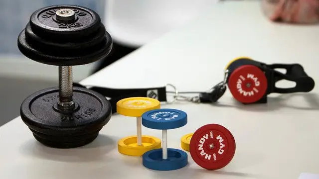 El ingenio es capaz de multiplicar por 165 el peso de pequeños discos que sustituyen a las pesadas mancuernas. SALVADOR SAS