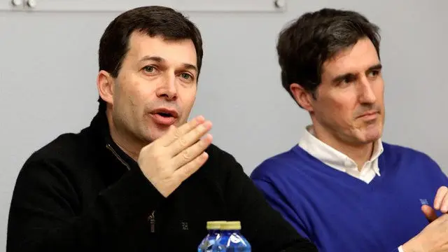 Gonzalo Caballero (i), acompañado por el vicesecretario del partido, Pablo Arengüena. XOÁN REY (EFE)