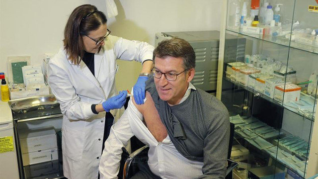 Feijóo acudió a vacunarse al centro médico de San Caetano. LAVANDEIRA JR (EFE)