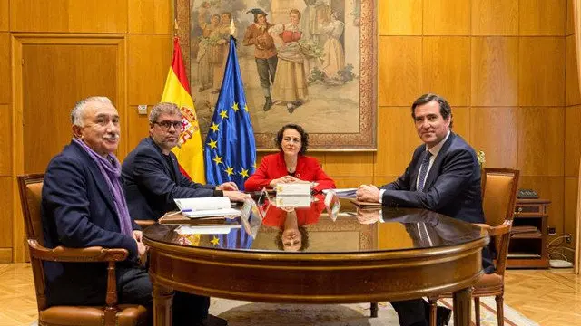 La ministra de Trabajo, Magdalena Valerio, junto a los secretarios generales de los sindicatos UGT y CCOO, Pepe Alvárez y Unai Sordo, y el presidente de CEOE-CEPYME, Antonio Garamendi. RODRIGO JIMÉNEZ (EFE)