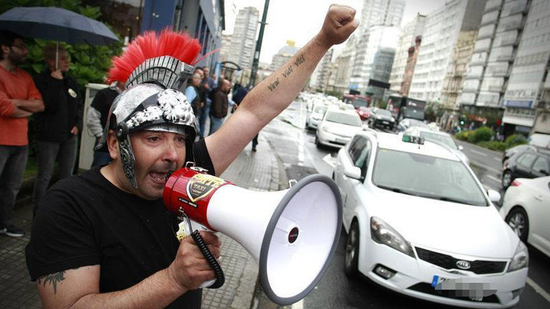 Protesta del sector del taxi en A Coruña contra los servicios de Uber y Cabify. AEP