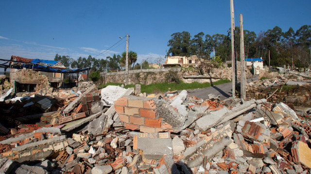 Zona Cero da explosión do almacén ilegal de material pirotécnico en Tui. SALVADOR SAS (EFE)