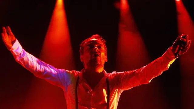 Santi Balmes, líder de Love of Lesbian, durante un concierto EFE