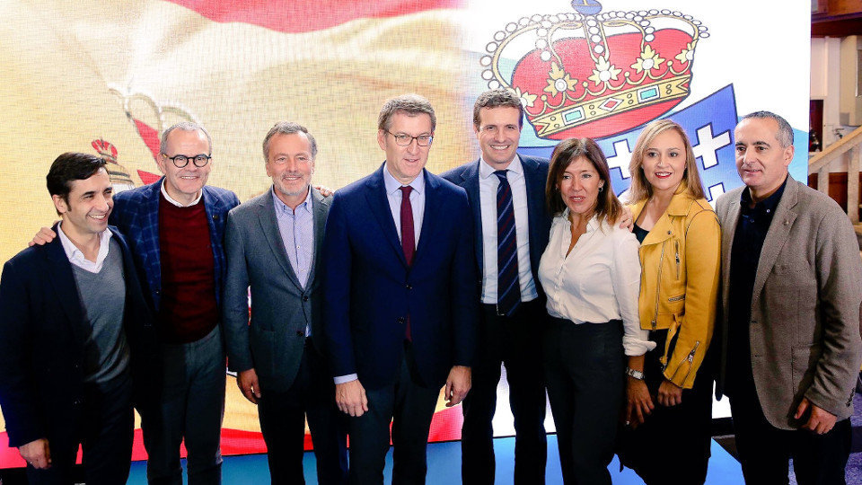Alberto Núñez Feijóo y Pablo Casado con los siete candidatos a las principales ciudades gallegas. EP