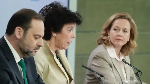 José Luis Ábalos, Isabel Celáa y Nadia Calviño. ÁNGEL DÍAZ (EFE)