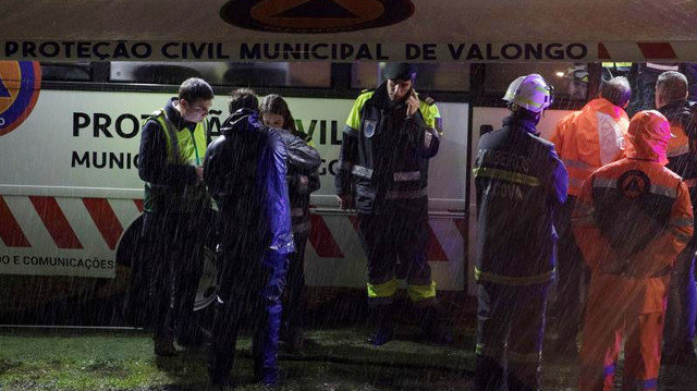 Operarios de Protección Civil en el puesto de mando tras el accidente de un helicóptero de emergencia en Portugal. JOSÉ COELHO (EFE)