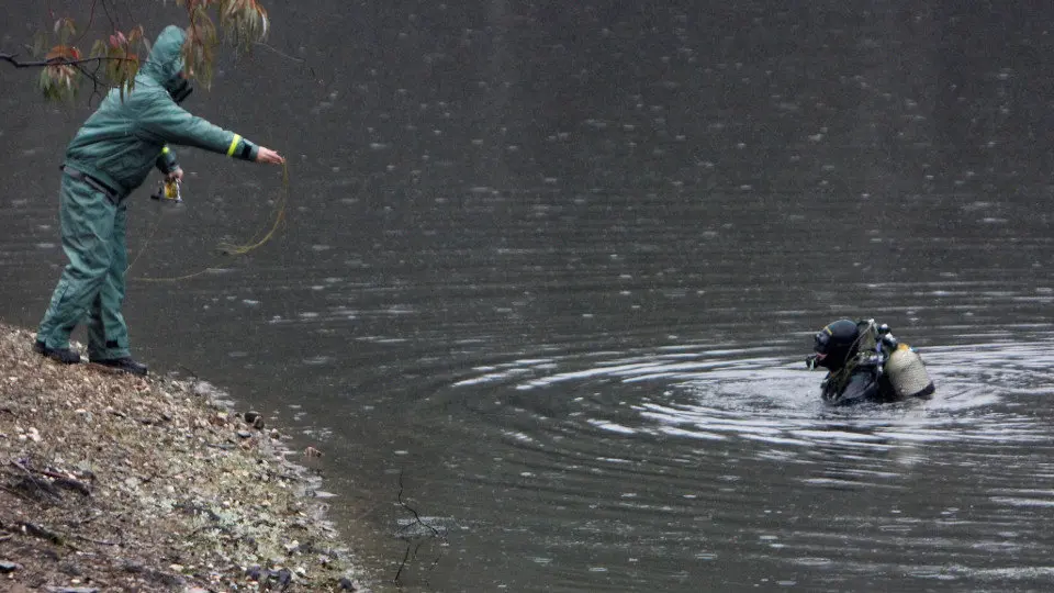 Agentes de la Guardia Civil, en el pantano de Campofrío (Huelva). JULIÁN PÉREZ (EFE)