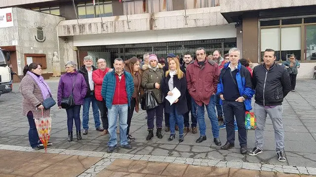 A Favec volveu a concentrarse este luns na porta do Concello de Vigo para solicitar que se paralice este desafiuzamento. FAVEC