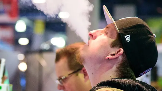 Un hombre vapea en un establecimiento.EP