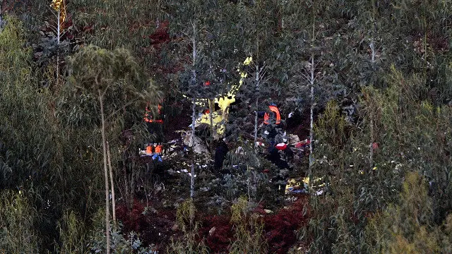 Efectivos de Protección Civil de Portugal durante os labores de rescate tras estrelarse un helicóptero sanitario preto do Porto. OTÁVIO PASSOS (EFE)