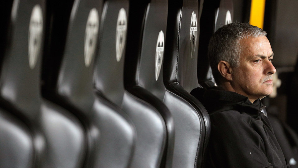 José Mourinho, en el banquillo de Mestalla. MANUEL BURQUE (EFE)