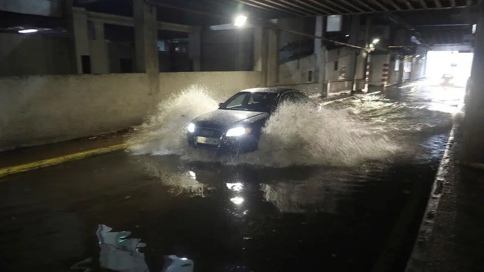El temporal afecta a toda la comunidad. En la imagen, un t&uacute;nel inundado en Santiago. XO&Aacute;N REY (EFE)