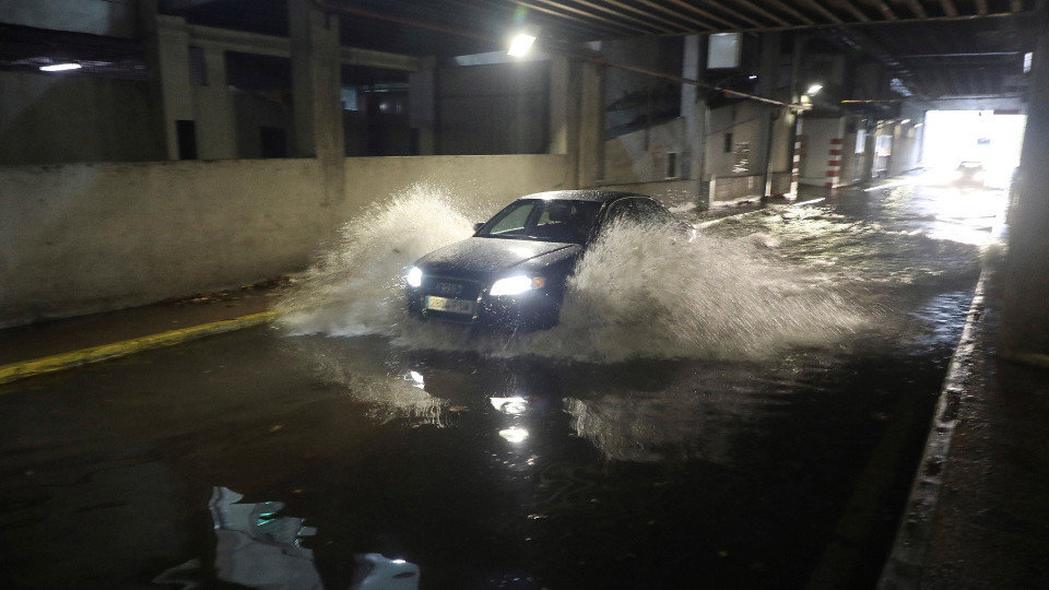 El temporal afecta a toda la comunidad. En la imagen, un túnel inundado en Santiago. XOÁN REY (EFE)