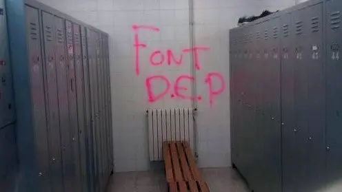 Pintadas contra Font aparecidas en la c&aacute;rcel AEP