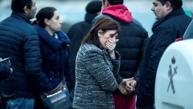 La alcaldesa de Cambados, Fátima Abal, visiblemente afectada, en Porto do Son. ÓSCAR CORRAL