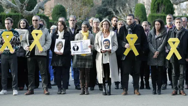 Deputados independentistas e persoal do Parlament gardan un minuto de silencio en solidariedade cos líderes independentistas que cumpren o seu 19º día de folga de fame. ANDREU DALMAU (EFE)