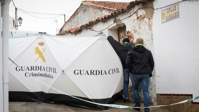 Efectivos de la Guardia Civil colocan una mampara para inspeccionar la vivienda de Bernardo Montoya. EFE