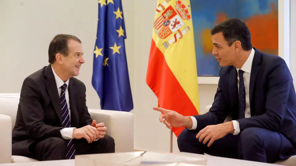 Abel Caballero y Pedro Sánchez, durante la reunión. JUAN CARLOS HIDALGO (EFE)