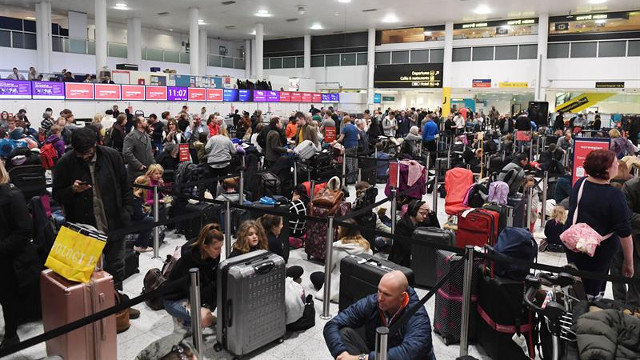 Unos 10.000 viajeros resultaron afectados por la suspensión de todos los vuelos en Gatwick. FACULDO ARRIZABALAGA (EFE)