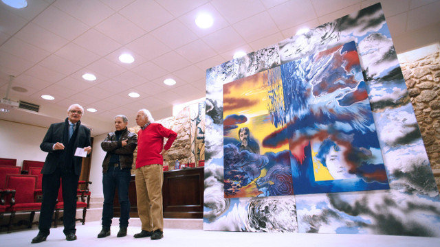 Víctor Freixanes presentou o cadro &#39;Reflexións entre nubes. Homenaxe a Marcel Proust e a Rosalía de Castro&#39;, doado polo autor, Ángel Orcajo. CABALAR (EFE)