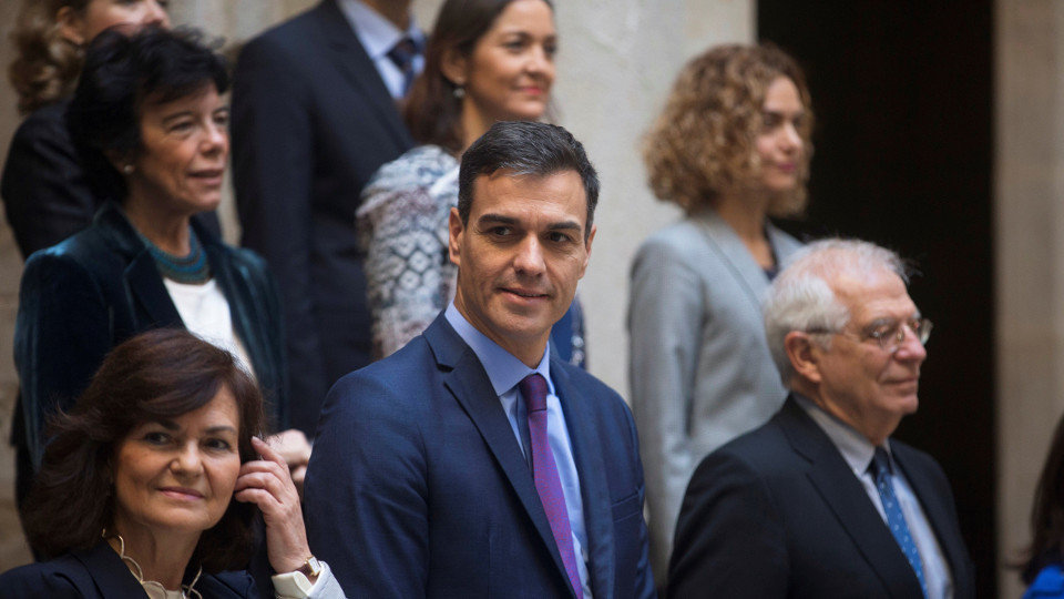 Pedro Sánchez, junto a sus ministros momentos antes de la reunión del Ejecutivo en Barcelona. QUIQUE GARCÍA (EFE)