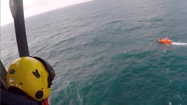 Imagen facilitada por Sasemar, tomada desde del helicóptero Helimer, del dispositivo de búsqueda del tripulante del Sin Querer dos. EFE