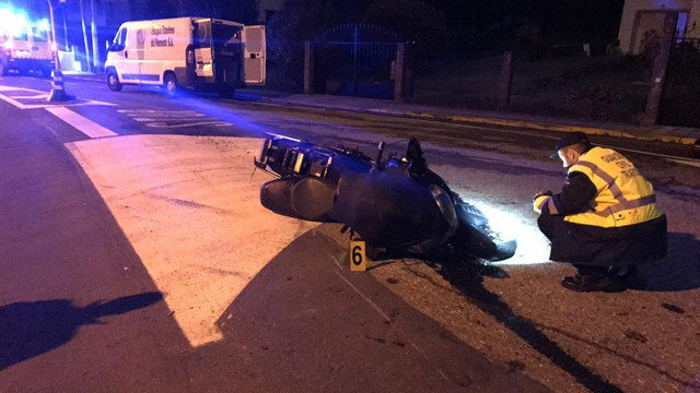 La moto del fallecido tras el accidente en Porto do Son. GUARDIA CIVIL