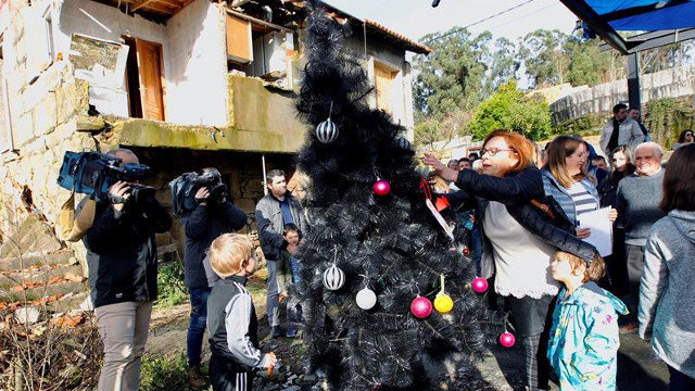 Vecinos de Paramos colocan un árbol de navidad negro en la zona cero para exigir la reconstrucción de las casas. SALVADOR SAS