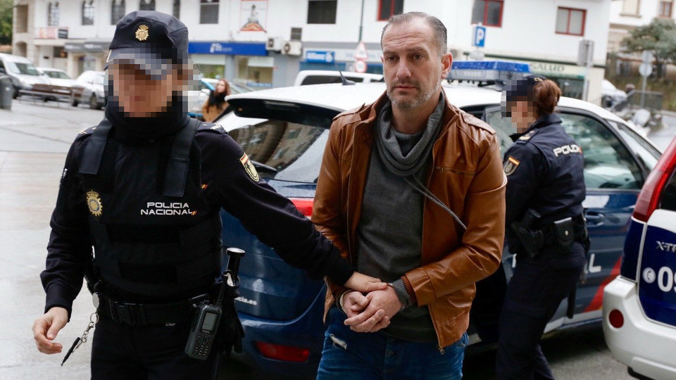 El condenado, en Pontevedra, custodiado por la Policía Nacional. GONZALO GARCÍA